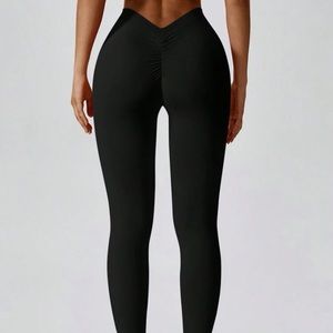 Solid black, stretchy leggings with V-back